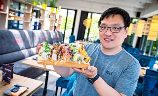 Sushi frisch mit Fisch oder auch vegan: Hongzhi Zhao präsentiert eine kleine Auswahl der mundgerechten Häppchen. - Barbara Franke Sushi frisch mit Fisch oder auch vegan: Hongzhi Zhao präsentiert eine kleine Auswahl der mundgerechten Häppchen. - Barbara Franke