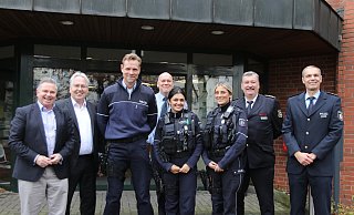 Bürgermeister Tim Kähler (ganz links) und Landrat Jürgen Müller (2. von links) vor der Kreispolizeibehörde Herford an der Hansastraße. - Claus Frickemeier Bürgermeister Tim Kähler (ganz links) und Landrat Jürgen Müller (2. von links) vor der Kreispolizeibehörde Herford an der Hansastraße. - Claus Frickemeier