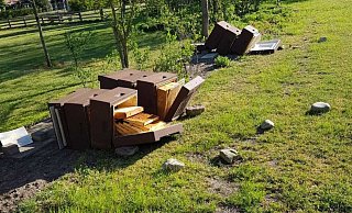 Unbekannter haben in der Nacht zu Sonntag die Bienenstöcke auf dem Rahdener Museumshof zerstört. - Stadt Rahden Unbekannter haben in der Nacht zu Sonntag die Bienenstöcke auf dem Rahdener Museumshof zerstört. - Stadt Rahden