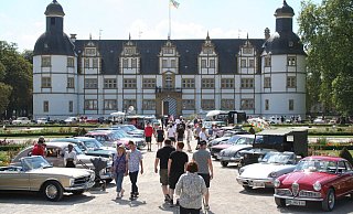 Im Neuhäuser Schlosspark finden erstmals die „Oldtimertage Paderborn“ statt. An beiden Tagen verwandeln ein Oldtimertreffen, ein Ersatzteilemarkt und eine Ausstellung rund um die Themen „Fahrzeuge, Zubehör und Freizeit“ den Neuhäuser Schlosspark in ein Mekka für Oldtimerbegeisterte aus ganz Ostwestfalen-Lippe. - Johannes Büttner Im Neuhäuser Schlosspark finden erstmals die „Oldtimertage Paderborn“ statt. An beiden Tagen verwandeln ein Oldtimertreffen, ein Ersatzteilemarkt und eine Ausstellung rund um die Themen „Fahrzeuge, Zubehör und Freizeit“ den Neuhäuser Schlosspark in ein Mekka für Oldtimerbegeisterte aus ganz Ostwestfalen-Lippe. - Johannes Büttner