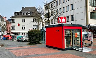 Derzeit können die Sparkassenkunden ihre Überweisungen und Auszahlungen in einem Container vor der Herz-Jesu-Kirche erledigen. - Ralph Meyer Derzeit können die Sparkassenkunden ihre Überweisungen und Auszahlungen in einem Container vor der Herz-Jesu-Kirche erledigen. - Ralph Meyer