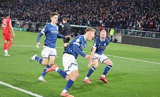 Arminia Bielefelds Julian Kania (M.) bejubelt seinen Treffer zum 2:0 gegen den SC Freiburg. - Oliver Krato Arminia Bielefelds Julian Kania (M.) bejubelt seinen Treffer zum 2:0 gegen den SC Freiburg. - Oliver Krato