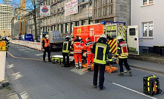 Die Mitglieder des Rettungsdienstes und der Berufsfeuerwehr haben den Verletzten aus der Baustelle getragen und heben ihn nun um, damit er im Rettungswagen transportiert werden kann. - Foto: Jens Reichenbach Die Mitglieder des Rettungsdienstes und der Berufsfeuerwehr haben den Verletzten aus der Baustelle getragen und heben ihn nun um, damit er im Rettungswagen transportiert werden kann. - Foto: Jens Reichenbach