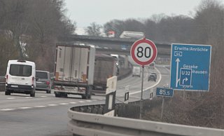 Tempo 80 gilt auf der Autobahn 44 von Büren bis Geseke. An das Tempolimit halten sich aber die wenigsten. - Uwe Müller Tempo 80 gilt auf der Autobahn 44 von Büren bis Geseke. An das Tempolimit halten sich aber die wenigsten. - Uwe Müller
