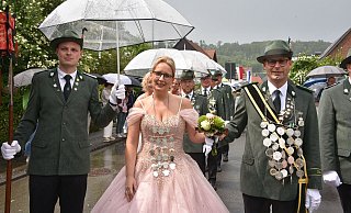 Trotz des Regens präsentierte sich das Brenkhäuser Königspaar Steffen und Christina Göllner als glanzvoller Mittelpunkt des Festes. - Thomas Kube Trotz des Regens präsentierte sich das Brenkhäuser Königspaar Steffen und Christina Göllner als glanzvoller Mittelpunkt des Festes. - Thomas Kube