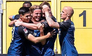 Torschütze Felix Götze (vorne, 2. v. l.) lässt sich für seinen Treffer zum 2:1 feiern. Zu den Gratulanten Raphael Obermair (l.) und Sven Michel (r.). - David Inderlied/dpa Torschütze Felix Götze (vorne, 2. v. l.) lässt sich für seinen Treffer zum 2:1 feiern. Zu den Gratulanten Raphael Obermair (l.) und Sven Michel (r.). - David Inderlied/dpa