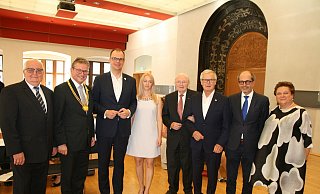 Landrat-Stellvertreter Vinzenz Heggen (v. l.), Paderborns Bürgermeister Michael Dreier, sein Amtskollege Wojciech Bakun (Przemysl) mit Ehefrau Bozena Bakun, Ehrenbürger Willi Lüke, Freundeskreis-Vorsitzender Karl-Ernst Neumann, Jacek Biegala (Konsul der Republik Polen) und die stellvertretende Vorsitzende Gabriele Jablonski (Freundeskreis Paderborn-Przemysl). - Andreas Götte Landrat-Stellvertreter Vinzenz Heggen (v. l.), Paderborns Bürgermeister Michael Dreier, sein Amtskollege Wojciech Bakun (Przemysl) mit Ehefrau Bozena Bakun, Ehrenbürger Willi Lüke, Freundeskreis-Vorsitzender Karl-Ernst Neumann, Jacek Biegala (Konsul der Republik Polen) und die stellvertretende Vorsitzende Gabriele Jablonski (Freundeskreis Paderborn-Przemysl). - Andreas Götte