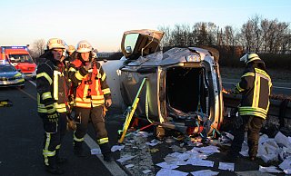 Retter der Feuerwehr haben soeben den Schwerverletzten aus dem überschlagenen Kombi befreit. - Jens Reichenbach Retter der Feuerwehr haben soeben den Schwerverletzten aus dem überschlagenen Kombi befreit. - Jens Reichenbach