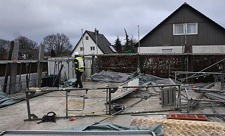 Als das Gerüst für das Haus an der Heinkelstraße aufgestellt werden sollte, erfasste vermutlich eine Windböe die Stahlelemente. - Andreas Eickhoff Als das Gerüst für das Haus an der Heinkelstraße aufgestellt werden sollte, erfasste vermutlich eine Windböe die Stahlelemente. - Andreas Eickhoff