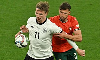 Nick Woltemade (l) hatte bei seinem Länderspiel-Debüt gegen Portugals Abwehrrecken einen schweren Stand. - Peter Kneffel/dpa Nick Woltemade (l) hatte bei seinem Länderspiel-Debüt gegen Portugals Abwehrrecken einen schweren Stand. - Peter Kneffel/dpa