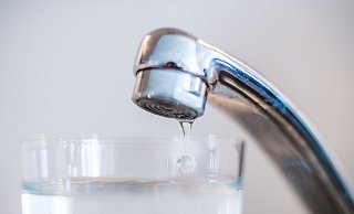 Kostbares Nass: Trinkwasser bietet an heißen Tagen Erfrischung und Abkühlung. - Lino Mirgeler Kostbares Nass: Trinkwasser bietet an heißen Tagen Erfrischung und Abkühlung. - Lino Mirgeler