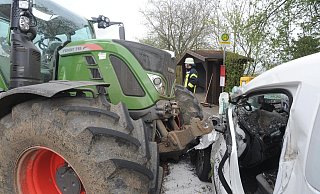 Der in Richtung Haldem fahrende Traktor prallte gegen ein Auto und schob das einige Meter rückwärts. Die Autofahrerin hatte Glück im Unglück. - Joern Spreen-Ledebur Der in Richtung Haldem fahrende Traktor prallte gegen ein Auto und schob das einige Meter rückwärts. Die Autofahrerin hatte Glück im Unglück. - Joern Spreen-Ledebur