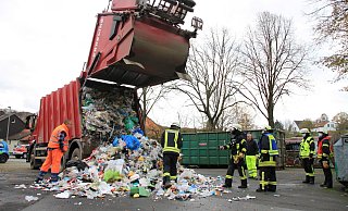 Nachdem die ersten Flammen gelöscht waren, ließ die Feuerwehr den gesamten Abfall auf dem Dorfplatz in Siddessen abkippen, um sicherzustellen, dass sich nicht noch irgendwo versteckte Glutnester befinden. - David Schellenberg Nachdem die ersten Flammen gelöscht waren, ließ die Feuerwehr den gesamten Abfall auf dem Dorfplatz in Siddessen abkippen, um sicherzustellen, dass sich nicht noch irgendwo versteckte Glutnester befinden. - David Schellenberg
