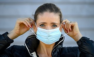 Eine Frau in Herford zieht ihre Gesichtsmaske auf, um sich vor dem neuen Coronavirus zu schützen. - picture alliance / Eibner-Pressefoto Eine Frau in Herford zieht ihre Gesichtsmaske auf, um sich vor dem neuen Coronavirus zu schützen. - picture alliance / Eibner-Pressefoto