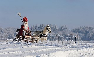 Viele stellen sich ideale Weihnachten so vor: Drinnen leuchtet der Baum, draußen türmt sich der Schnee. (Archivbild) - Thomas Warnack/dpa Viele stellen sich ideale Weihnachten so vor: Drinnen leuchtet der Baum, draußen türmt sich der Schnee. (Archivbild) - Thomas Warnack/dpa