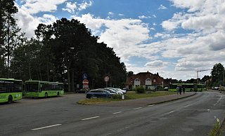 Von der derzeitigen Bus-Wendeschleife bis zum Bahnübergang wird die Sennestraße erneuert. Deshalb fahren die Busse anders als bisher. - Raphael Athens Von der derzeitigen Bus-Wendeschleife bis zum Bahnübergang wird die Sennestraße erneuert. Deshalb fahren die Busse anders als bisher. - Raphael Athens