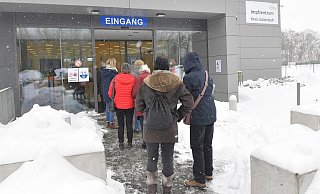 Anstehen vor dem Impfzentrum im Kreis Gütersloh. - sport/presse/foto Dünhölter Anstehen vor dem Impfzentrum im Kreis Gütersloh. - sport/presse/foto Dünhölter