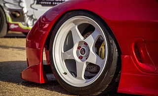 Auch zahlreiche Schaulustige versammelten sich, um die Autos zu beobachten. - Unsplash (Symbolbild) Auch zahlreiche Schaulustige versammelten sich, um die Autos zu beobachten. - Unsplash (Symbolbild)