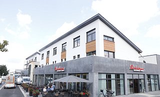 In dem Gebäude am Ortseingang feiern Investoren, Mieter, Gäste und Kunden am 31. August den Geschäftsauftakt. - Burkhard Hoeltzenbein In dem Gebäude am Ortseingang feiern Investoren, Mieter, Gäste und Kunden am 31. August den Geschäftsauftakt. - Burkhard Hoeltzenbein