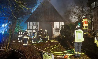 Rund 60 Feuerwehrleute aus Borchen bekämpften in der Nacht zu Donnerstag den Brand eines Fachwerkhauses an der Mallinckrodtstraße in Nordborchen. - Ralph Meyer Rund 60 Feuerwehrleute aus Borchen bekämpften in der Nacht zu Donnerstag den Brand eines Fachwerkhauses an der Mallinckrodtstraße in Nordborchen. - Ralph Meyer