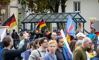 Nicht nur im Wahlausschuss sorgte der AfD-Bürgermeisterkandidat Marvin Weber für Empörung, sondern auch dessen Auftreten bei einer Kundgebung im August, bei der sich rund 1.500 Gegendemonstranten zusammenfanden. - Niklas Tüns Nicht nur im Wahlausschuss sorgte der AfD-Bürgermeisterkandidat Marvin Weber für Empörung, sondern auch dessen Auftreten bei einer Kundgebung im August, bei der sich rund 1.500 Gegendemonstranten zusammenfanden. - Niklas Tüns
