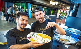 Reza Nazary (l.) und Abuzar Ghorbani präsentieren einen Tantuni mit Pommes. - Barbara Franke Reza Nazary (l.) und Abuzar Ghorbani präsentieren einen Tantuni mit Pommes. - Barbara Franke