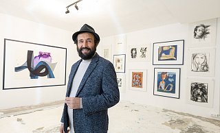 Inmitten seiner Kunst aus 25 Jahren: Aatifi kann seine Werke heute auf viel freier Fläche im Schauraum präsentieren. - Oliver Krato Inmitten seiner Kunst aus 25 Jahren: Aatifi kann seine Werke heute auf viel freier Fläche im Schauraum präsentieren. - Oliver Krato