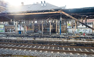 Das von den Flammen zerstörte Dach über den Gleisen 1 und 2 am Bielefelder Hauptbahnhof. - Christian Mathiesen Das von den Flammen zerstörte Dach über den Gleisen 1 und 2 am Bielefelder Hauptbahnhof. - Christian Mathiesen