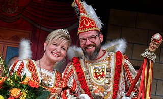 Mit Michael IV. Sellemerten und Karin I. Lummer haben zwei echte Insider des Karnevals den Narrenthron erklommen. - Birgit Vredenburg Mit Michael IV. Sellemerten und Karin I. Lummer haben zwei echte Insider des Karnevals den Narrenthron erklommen. - Birgit Vredenburg