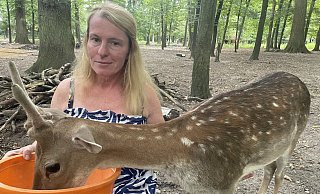 Seitdem Linus ganz in das Gehege in der Oeynhauser Schweiz umgezogen ist, besucht ihn Leihmutter Nicole Gröger täglich. - Elke Niedringhaus-Haasper Seitdem Linus ganz in das Gehege in der Oeynhauser Schweiz umgezogen ist, besucht ihn Leihmutter Nicole Gröger täglich. - Elke Niedringhaus-Haasper