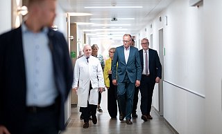 Die Finanzierung des Gesundheitssystems war auch Thema beim Besuch von Bundeskanzler Merz im Alfried-Krupp-Krankenhaus in Essen. - Fabian Strauch/dpa Die Finanzierung des Gesundheitssystems war auch Thema beim Besuch von Bundeskanzler Merz im Alfried-Krupp-Krankenhaus in Essen. - Fabian Strauch/dpa