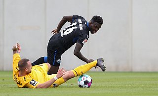 Johannes Dörfler (r.), hier im Testspiel gegen seinen Ex-Klub KFC Uerdingen, wagte einen neuen Anlauf beim SC Paderborn. Und dieser könnte nun zum Erfolg führen. - picture alliance Johannes Dörfler (r.), hier im Testspiel gegen seinen Ex-Klub KFC Uerdingen, wagte einen neuen Anlauf beim SC Paderborn. Und dieser könnte nun zum Erfolg führen. - picture alliance