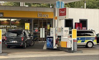 Ein Polizeifahrzeug steht auf dem Gelände der Shell-Tankstelle an der Eckendorfer Straße. - Mike-Dennis Müller Ein Polizeifahrzeug steht auf dem Gelände der Shell-Tankstelle an der Eckendorfer Straße. - Mike-Dennis Müller