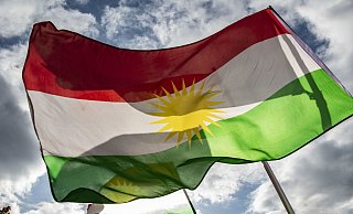 Bei den aktuellen Protesten gegen die Türkei-Offensive ist die "Ala Rengîn", die als Nationalflagge des kurdischen Volkes gilt, vielfach zu sehen. - Symbolfoto: picture alliance/dpa Bei den aktuellen Protesten gegen die Türkei-Offensive ist die "Ala Rengîn", die als Nationalflagge des kurdischen Volkes gilt, vielfach zu sehen. - Symbolfoto: picture alliance/dpa