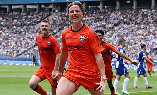 Neuzugang Felix Götze, der hier seinen Treffer beim 2:1-Sieg in Berlin bejubelt, schwang sich beim SCP auf Anhieb zum Abwehrchef auf. Auch die Novizen Tjark Scheller (l.) und Santiago Castaneda (l., verdeckt) erweisen sich als wertvolle Verstärkungen. - Imago Images Neuzugang Felix Götze, der hier seinen Treffer beim 2:1-Sieg in Berlin bejubelt, schwang sich beim SCP auf Anhieb zum Abwehrchef auf. Auch die Novizen Tjark Scheller (l.) und Santiago Castaneda (l., verdeckt) erweisen sich als wertvolle Verstärkungen. - Imago Images