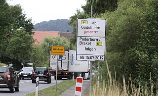 Umwege: In Godelheim ist die Fahrt über die B64 nach Brakel nicht mehr möglich. Der Verkehr wird über Höxter und Bosseborn beziehungsweise Amelunxen umgeleitet. - Hermann Ludwig Umwege: In Godelheim ist die Fahrt über die B64 nach Brakel nicht mehr möglich. Der Verkehr wird über Höxter und Bosseborn beziehungsweise Amelunxen umgeleitet. - Hermann Ludwig
