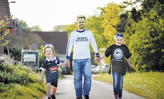 Das Wandern ist des Fans Lust: Knut Wienböker (50) in seinem Arminia-Trikot von 1982 und mit seinen Kindern Max (6) und Paula (10), auch der Arminia zugetan. - Andreas Frücht Das Wandern ist des Fans Lust: Knut Wienböker (50) in seinem Arminia-Trikot von 1982 und mit seinen Kindern Max (6) und Paula (10), auch der Arminia zugetan. - Andreas Frücht