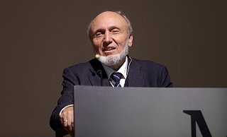 Prof. Hans-Werner Sinn ist ein hochkarätiger Wirtschaftswissenschaftler, der mit seinen Thesen zur deutschen Energiewende zu provozieren weiß. Der frühere Präsident des ifo-Instituts stammt aus Bielefeld-Brake. - Frank-Michael Kiel-Steinkamp Prof. Hans-Werner Sinn ist ein hochkarätiger Wirtschaftswissenschaftler, der mit seinen Thesen zur deutschen Energiewende zu provozieren weiß. Der frühere Präsident des ifo-Instituts stammt aus Bielefeld-Brake. - Frank-Michael Kiel-Steinkamp