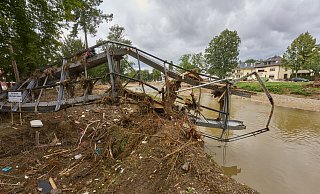 Eine Fussgängerbrücke in Ahrweiler wurde von der Flut zerstört. Die meisten Brücken über die Ahr sind zur Zeit unpassierbar. - picture alliance/dpa Eine Fussgängerbrücke in Ahrweiler wurde von der Flut zerstört. Die meisten Brücken über die Ahr sind zur Zeit unpassierbar. - picture alliance/dpa