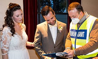 Marcela Ranft und Udo Hauschild haben sich am Samstag das Ja-Wort gegeben. Als spezielle Gäste waren kurzzeitig auch zwei Mitarbeiter des Ordnungsamtes, Philipp Wilkens (r.) und Frank Klöckner in der Hechelei vor Ort. Zur Silberhochzeit dürfte ein Erinnerungsfoto dieser Begegnung für Gesprächsstoff sorgen. - Christian Mathiesen Marcela Ranft und Udo Hauschild haben sich am Samstag das Ja-Wort gegeben. Als spezielle Gäste waren kurzzeitig auch zwei Mitarbeiter des Ordnungsamtes, Philipp Wilkens (r.) und Frank Klöckner in der Hechelei vor Ort. Zur Silberhochzeit dürfte ein Erinnerungsfoto dieser Begegnung für Gesprächsstoff sorgen. - Christian Mathiesen
