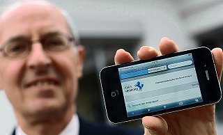 Amtsleiter Heinz Löwenberg zeigt die Internetseite des Kreises, über die man zu den Formularen gelangt. Amtsleiter Heinz Löwenberg zeigt die Internetseite des Kreises, über die man zu den Formularen gelangt.