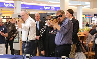 Augenklappe: (v.l.) Uwe Seidel und Markus Mertens am Schießstand, im Hintergrund beobachtet Friedrich Klingenthal den Wettkampf. - Marc Schröder Augenklappe: (v.l.) Uwe Seidel und Markus Mertens am Schießstand, im Hintergrund beobachtet Friedrich Klingenthal den Wettkampf. - Marc Schröder