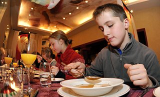 Nicht immmer geht es so ordentlich zu wie hier. Ein Restaurantbesuch mit Kindern kann schnell mal turbulent werden. Eine Gastro hat deshalb eine Altersgrenze gesetzt. - dpa Nicht immmer geht es so ordentlich zu wie hier. Ein Restaurantbesuch mit Kindern kann schnell mal turbulent werden. Eine Gastro hat deshalb eine Altersgrenze gesetzt. - dpa