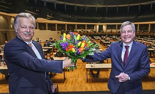 Am Samstagmittag war die Welt noch in Ordnung: CDU-Kreisverbandsvorsitzender Andreas Rüther gratuliert Michael Weber zur Wahl. - Sarah Jonek Am Samstagmittag war die Welt noch in Ordnung: CDU-Kreisverbandsvorsitzender Andreas Rüther gratuliert Michael Weber zur Wahl. - Sarah Jonek