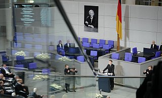 Frankreichs Präsident Emmanuel Macron spricht beim Trauerstaatsakt für Wolfgang Schäuble im Plenarsaal des Bundestags. - Kay Nietfeld/dpa Frankreichs Präsident Emmanuel Macron spricht beim Trauerstaatsakt für Wolfgang Schäuble im Plenarsaal des Bundestags. - Kay Nietfeld/dpa