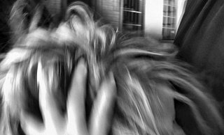 Die 30-Jährige riss den Wartenden Frauen unvermittelt und kräftig an den Haaren. - Symbolfoto: Andreas Frücht Die 30-Jährige riss den Wartenden Frauen unvermittelt und kräftig an den Haaren. - Symbolfoto: Andreas Frücht