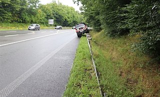 Der Geländewagen steht mit der gesamten rechten Fahrzeugseite auf einer Leitplanke an der Unfallstelle. - Kreispolizeibehörde Höxter Der Geländewagen steht mit der gesamten rechten Fahrzeugseite auf einer Leitplanke an der Unfallstelle. - Kreispolizeibehörde Höxter