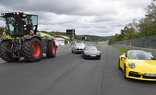 Mit umgedrehter Kabine geht der Xerion auf die Rennstrecke. „Verfolgt" von den hoch motorisierten Begleitern der Zeitschrift „Auto, Motor, Sport". - Auto Motor Sport Mit umgedrehter Kabine geht der Xerion auf die Rennstrecke. „Verfolgt" von den hoch motorisierten Begleitern der Zeitschrift „Auto, Motor, Sport". - Auto Motor Sport