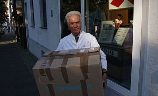 Siegfried Plehn, Inhaber der Sparrenberg Apotheke, hilft beim Verkauf der Shirts und Hoodies für die kleine Leni. - Gregor Winkler Siegfried Plehn, Inhaber der Sparrenberg Apotheke, hilft beim Verkauf der Shirts und Hoodies für die kleine Leni. - Gregor Winkler