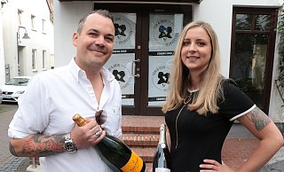 Markus Karl Kaup und Romina Theophila Schlegel vor ihrem Feinkostladen "Fein & Dein Delikatessen" am Paderberg. - Holger Kosbab Markus Karl Kaup und Romina Theophila Schlegel vor ihrem Feinkostladen "Fein & Dein Delikatessen" am Paderberg. - Holger Kosbab
